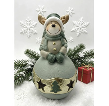 Décoration de Noël renne sur boule avec bonnet, écharpe et gants, scène d'hiver avec branches de sapin et cadeau.