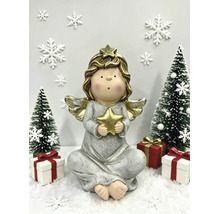 Sitzende Engelsfigur mit goldenem Stern flankiert von Tannenbäumen und Geschenken in einer winterlichen Schneelandschaft.