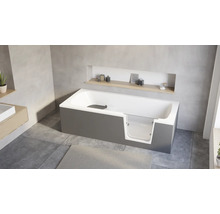 Barrierefreie Badewanne mit Glaseinstiegstür in einem modern gestalteten Badezimmer mit grauen Fliesen und Wandnische.