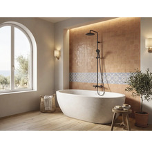 Helles Badezimmer mit freistehender Badewanne, schwarzem Duschsystem, Fliesenspiegel und grossem Rundbogenfenster.