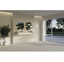 Salle de bains moderne avec plan vasque suspendu, deux miroirs ronds rétroéclairés, carrelage mural vertical et grandes dalles de sol. Lumineux.