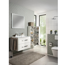 Salle de bain moderne avec meuble sous-vasque blanc, miroir LED, armoire latérale haute et papier peint gris à motifs.