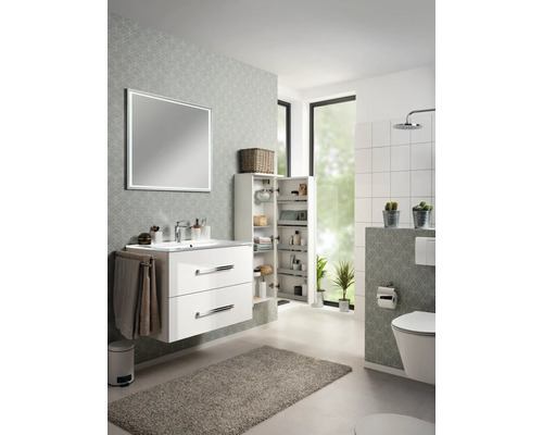 Salle de bain moderne avec meuble sous-vasque blanc, miroir LED, armoire latérale haute et papier peint gris à motifs.