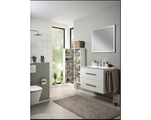 Salle de bains moderne et lumineuse avec meuble sous-vasque blanc, miroir LED, armoire haute ouverte, WC suspendu et papier peint à motifs gris.