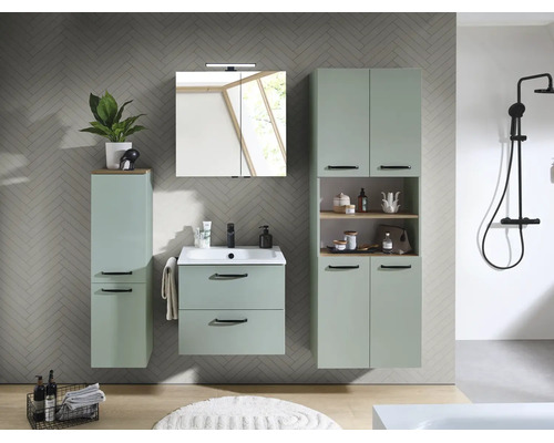 Ensemble de meubles de salle de bains moderne en vert sauge avec meuble sous-vasque, armoire de toilette, colonne et robinetterie noire.