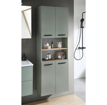 Armoire de salle de bain haute vert sauge avec quatre portes, poignées noires et deux étagères en bois ouvertes dans une salle de bain moderne.