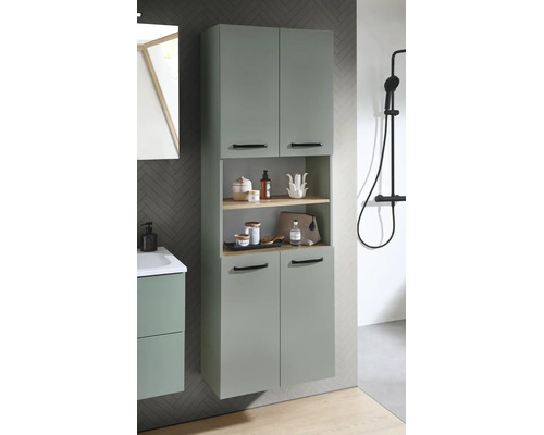 Armoire de salle de bain haute vert sauge avec quatre portes, poignées noires et deux étagères en bois ouvertes dans une salle de bain moderne.
