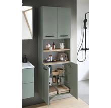 Armoire haute de salle de bain moderne vert sauge avec étagères en bois et verre dans une salle de bain organisée avec mur à chevrons.