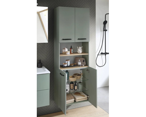 Armoire haute de salle de bain moderne vert sauge avec étagères en bois et verre dans une salle de bain organisée avec mur à chevrons.