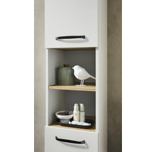 Armoire haute de salle de bains blanche avec deux compartiments ouverts en aspect chêne et poignées noires.