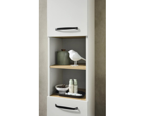 Armoire haute de salle de bains blanche avec deux compartiments ouverts en aspect chêne et poignées noires.