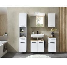 Meubles de salle de bain modernes avec armoires blanches, poignées noires, détails en bois, armoire de toilette et lavabo blanc.
