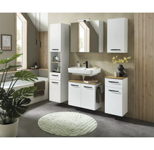 Salle de bains lumineuse avec meubles blancs modernes, détails en bois, lavabo, armoire de toilette et baignoire.