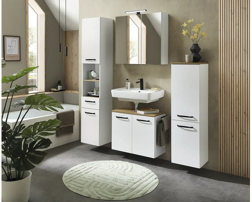 Salle de bain moderne avec meubles blancs, poignées noires, lavabo, armoire de toilette, colonne, baignoire et panneaux muraux en bois.