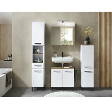 Ensemble de meubles de salle de bain blanc avec poignées noires : colonne, meuble sous-vasque, meuble latéral et armoire de toilette.