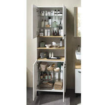 Armoire de salle de bain haute blanche avec portes ouvertes, accents en bois, étagères en verre, produits de soin et serviettes rangés.