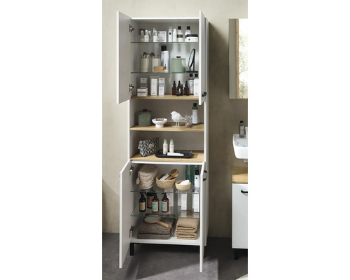 Armoire de salle de bain haute blanche avec portes ouvertes, accents en bois, étagères en verre, produits de soin et serviettes rangés.