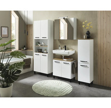 Ensemble de salle de bain moderne avec meubles blancs, poignées noires, lavabo et armoire de toilette.