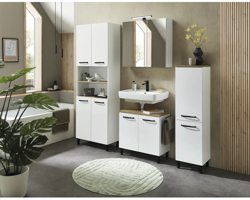 Ensemble de salle de bain moderne avec meubles blancs, poignées noires, lavabo et armoire de toilette.