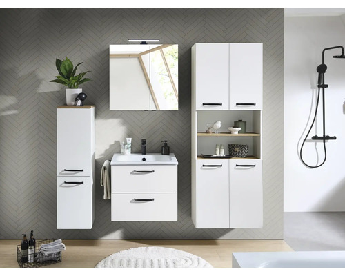 Ensemble de salle de bain moderne blanc, poignées noires, meuble sous vasque, armoire de toilette et colonnes de rangement sur mur gris.