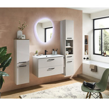 Ensemble de salle de bain moderne avec meuble sous-lavabo, deux colonnes et miroir rétroéclairé dans une pièce lumineuse et organisée.