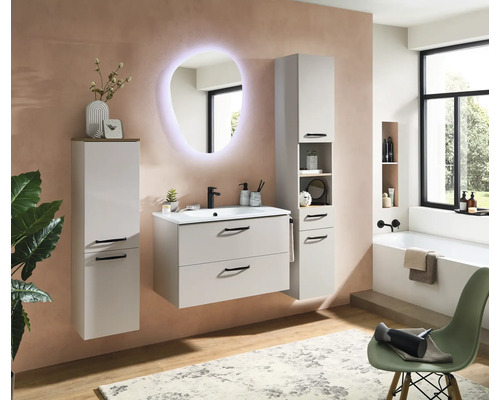 Ensemble de salle de bain moderne avec meuble sous-lavabo, deux colonnes et miroir rétroéclairé dans une pièce lumineuse et organisée.