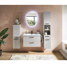 Ensemble de meubles de salle de bain moderne gris clair avec meuble sous-vasque suspendu, deux colonnes et miroir ovale éclairé.