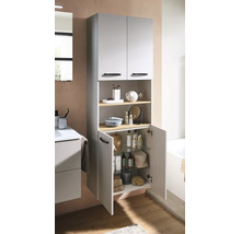 Armoire haute de salle de bain moderne avec deux portes en haut, deux étagères en bois et deux portes en bas, dont une ouverte avec tablettes en verre.