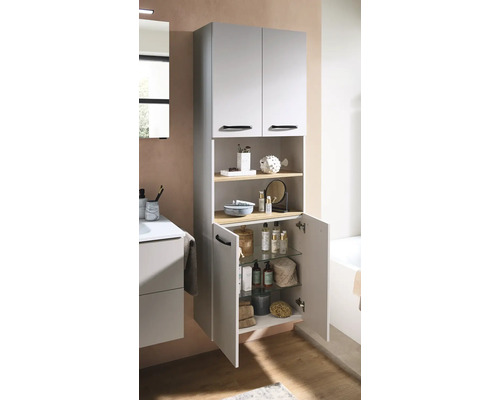Armoire haute de salle de bain moderne avec deux portes en haut, deux étagères en bois et deux portes en bas, dont une ouverte avec tablettes en verre.