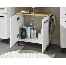 Meuble sous-vasque avec deux portes ouvertes, plateau aspect bois, poignées et pieds noirs, avec produits de nettoyage et accessoires de salle de bain.