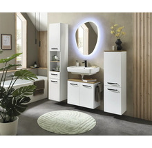 Ensemble de salle de bain blanc avec lavabo, robinetterie noire, miroir LED et colonnes de rangement dans une pièce lumineuse.