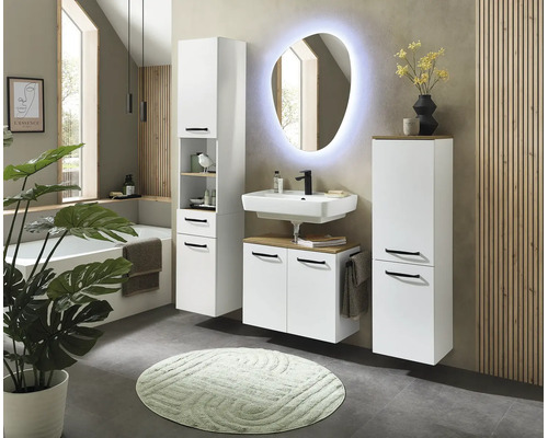 Ensemble de salle de bain blanc avec lavabo, robinetterie noire, miroir LED et colonnes de rangement dans une pièce lumineuse.