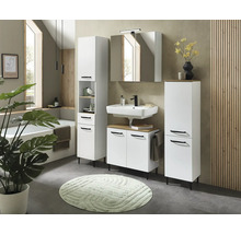 Salle de bains moderne avec meubles blancs, poignées noires, accents en bois, lavabo et armoire de toilette dans un style clair et organisé.