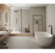 Modernes, minimalistisches Badezimmer mit freistehender Badewanne, Doppelwaschtisch, beleuchtetem Spiegel und begehbarer Dusche.