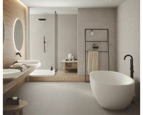 Modernes, minimalistisches Badezimmer mit freistehender Badewanne, Doppelwaschtisch, beleuchtetem Spiegel und begehbarer Dusche.