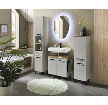 Ensemble de salle de bain moderne comprenant des meubles gris clair, une vasque blanche, un miroir ovale à LED et des éléments en décor bois.