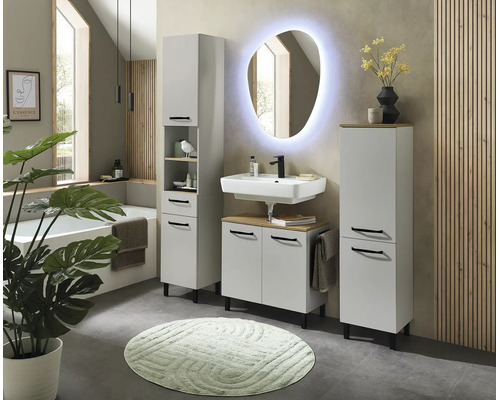Ensemble de salle de bain moderne comprenant des meubles gris clair, une vasque blanche, un miroir ovale à LED et des éléments en décor bois.