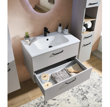 Meuble sous-vasque moderne gris avec lavabo en céramique blanche, robinet noir et tiroir ouvert contenant des serviettes de bain.