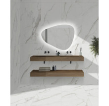 Salle de bains moderne avec carrelage mural aspect marbre blanc, miroir LED de forme organique et deux étagères de lavabo suspendues en bois.