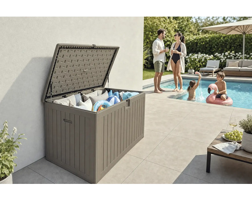 Coffre de jardin ouvert en plastique aspect bois avec coussins et accessoires de piscine sur une terrasse à côté d'une piscine.