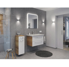 Salle de bain moderne avec meuble sous-lavabo suspendu blanc et bois, miroir LED et carrelage mural gris.