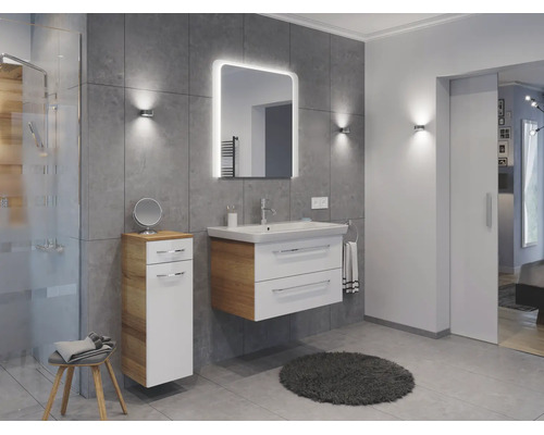 Salle de bain moderne avec meuble sous-lavabo suspendu blanc et bois, miroir LED et carrelage mural gris.