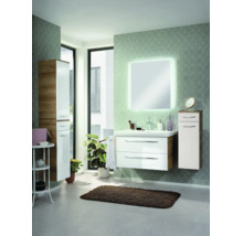 Salle de bain lumineuse avec meubles blancs et aspect bois, comprenant un meuble sous-lavabo, une colonne, un meuble latéral et un miroir éclairé.