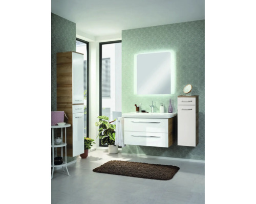 Salle de bain lumineuse avec meubles blancs et aspect bois, comprenant un meuble sous-lavabo, une colonne, un meuble latéral et un miroir éclairé.