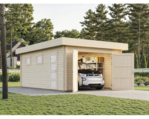 Grosse Holzgarage mit Flachdach, geöffneten Doppeltüren und einer Seitentür, in der ein kleines Elektroauto parkt.