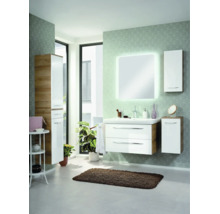 Ensemble de meubles de salle de bain moderne avec meuble sous-lavabo blanc, miroir éclairé et armoires aspect bois dans une salle de bain lumineuse.