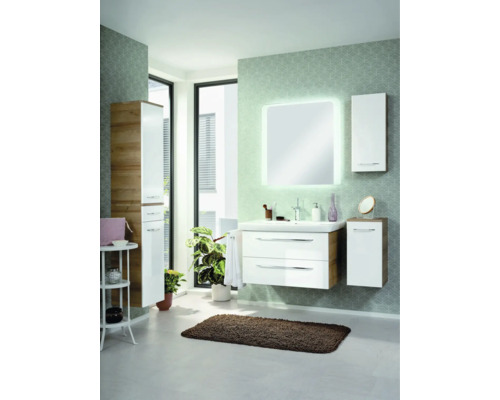 Ensemble de meubles de salle de bain moderne avec meuble sous-lavabo blanc, miroir éclairé et armoires aspect bois dans une salle de bain lumineuse.