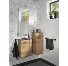 Salle de bains moderne avec meuble sous-lavabo et meuble d'appoint aspect bois devant un mur effet marbre avec miroir éclairé.