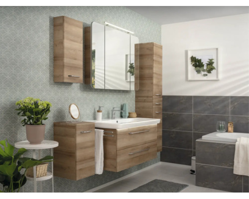 Ensemble de meubles de salle de bain moderne aspect bois avec sous-vasque, armoire de toilette et meubles dans une salle de bain lumineuse.