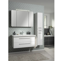 Modernes Badezimmermöbel-Set in Weiss Hochglanz mit Waschtischunterschrank, Keramikwaschbecken, dreitürigem Spiegelschrank und Hochschrank.